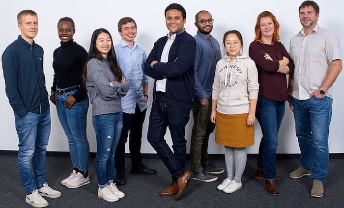 Das Team vom Projekt “Light for High Voltage Photovoltaics” an der Uni Halle (Saale) von links nach rechts: David Knoche, Sadé Campbell, Yeseul Yun, Lutz Mühlenbein, Akash Bhatnagar, Niranjan Ramakrishnegowda, Xinye Li , Sandra Gesemann, Marian Lisca © Uni Halle (Saale)