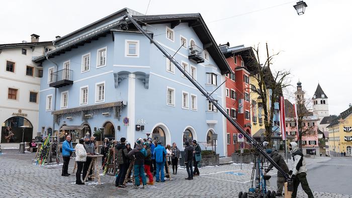  KITZ wurde an realen Schauplätzen wie dem Restaurant „Centro“, angemieteten privaten Residenzen, darunter ein Chalet einer superreichen Familien, und direkt in den Straßen von Kitzbühel gedreht. Die Szenen im Spa mit Blick auf die imposanten Tiroler Alpen entstanden im Hotel Klosterhof Alpine Spa & Hideaway © Netflix/Walter Wehner