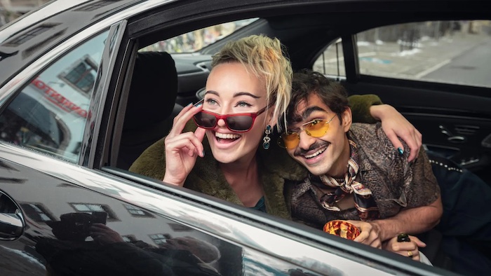 Szenenfoto aus Netflix-Serie KITZ: Münchener Schickeria (Schauspielerin Valerie Huber und Schauspieler Zoran Pingel) amüsiert sich in Kitzbühel © Pressefoto Netflix