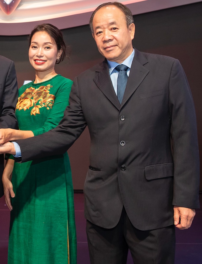 Vinfast Global CEO Le Thi Thu Thuy (47, links) und Vinfast-Gründer und Milliardär Pham Nhat Vuong (53) auf der Pariser Autoshow 2018 © Autobest-Award „A star is born“, autobest.org, Bukarest, Rumänien