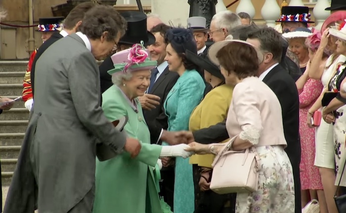 Queen Elizabeth II (95, im grünen Mantel) öffnet seit Anfang der 1990er Jahre jedes Jahr im Sommer den Buckingham Palast für Besucher – als Geldquelle zur Sanierung des Buckingham Palastes und des Wochenend-Palasts Schloss Windsor © Pressefoto Royal.UK