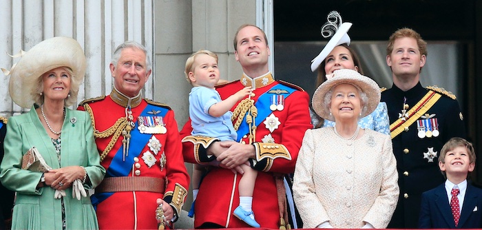 Die britischen Royals auf einem Balkon des Buckingham Palastes: Von links nach rechts Queen-Schwiegertochter Kronprinzessin Camilla (74), Queen-Sohn Kronprinz Charles (73, im Buckingham Palast zur Welt gekommen), Queen-Urenkel Prinz Louis von Cambridge (3, jüngster Sohn von William und Catherine), Queen-Enkel Prinz William (39), Queen Elizabeth II (95), dahinter Herzogin Catherine von Cambridge (40, Ehefrau von Prinz William), Queen-Enkel Prinz Harry (37) und Queen-Urenkel (Prinz George von Cambridge (8, ältester Sohn von William und Catherine) © Pressefoto Royal.UK