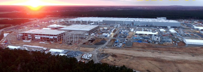 Tesla Baustelle Gigaberlin im brandenburgischen Grünheide. Tesla rechnet in 2 Wochen mit der Produktionsgenehmigung durch das brandenburgische Landesamt. Tesla will im Gegensatz zu Vinfast nicht nur E-Autos bauen, sondern vor Ort auch gleich die Akkus © Twitter Tesla Gigaberlin am 31. Dezember 2021