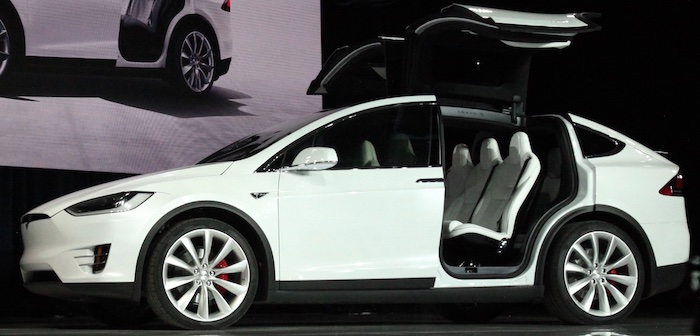 Tesla Modell X Plaid mit Flügeltüren hinten © Wikimedia Steve Jurvetson 2015