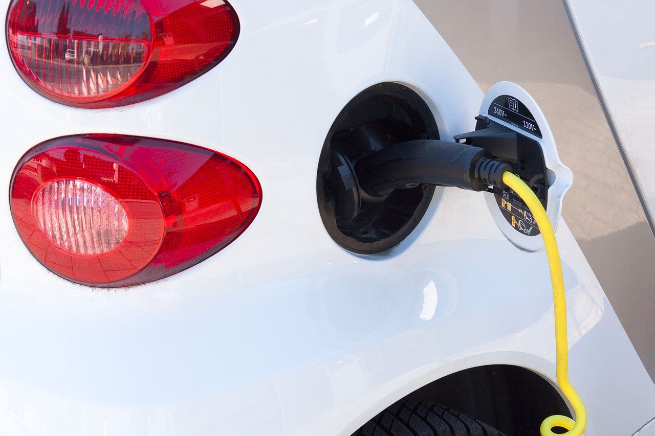 Elektro-auto beim Tanken