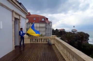 Einer der Aktivisten mit einer ukrainischen Flagge auf dem Balkon des oberen Stockwerks der Villa Alta Mira in Biarritz. © YouTube