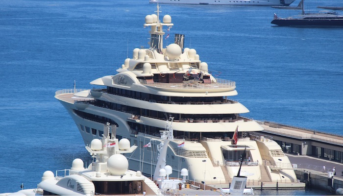 Die Dilbar (hier im Hafen Hercules im Mai 2017) hängt in Hamburg fest © Wikimedia eigenes Werk
