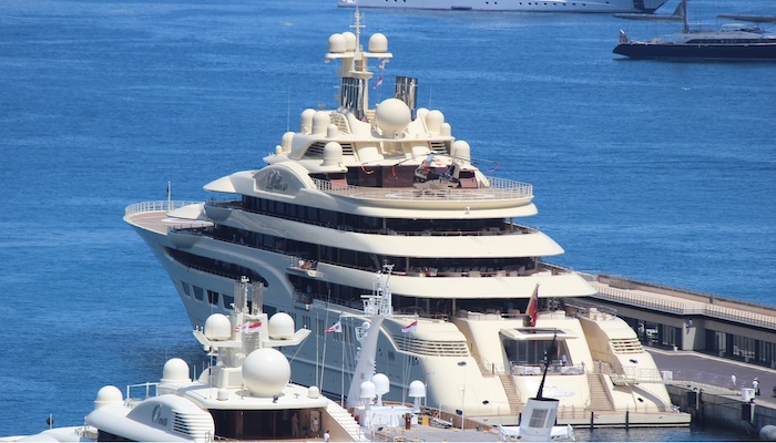  Die Dilbar (hier im Hafen Hercules im Mai 2017) hängt in Hamburg fest © Wikimedia eigenes Werk