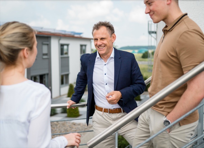 „Die Zeiten des unerreichbaren Chefs in der Führungsetage sind Geschichte.“ Gerold Wolfarth hält Kontakt zur Basis © bk-group.eu