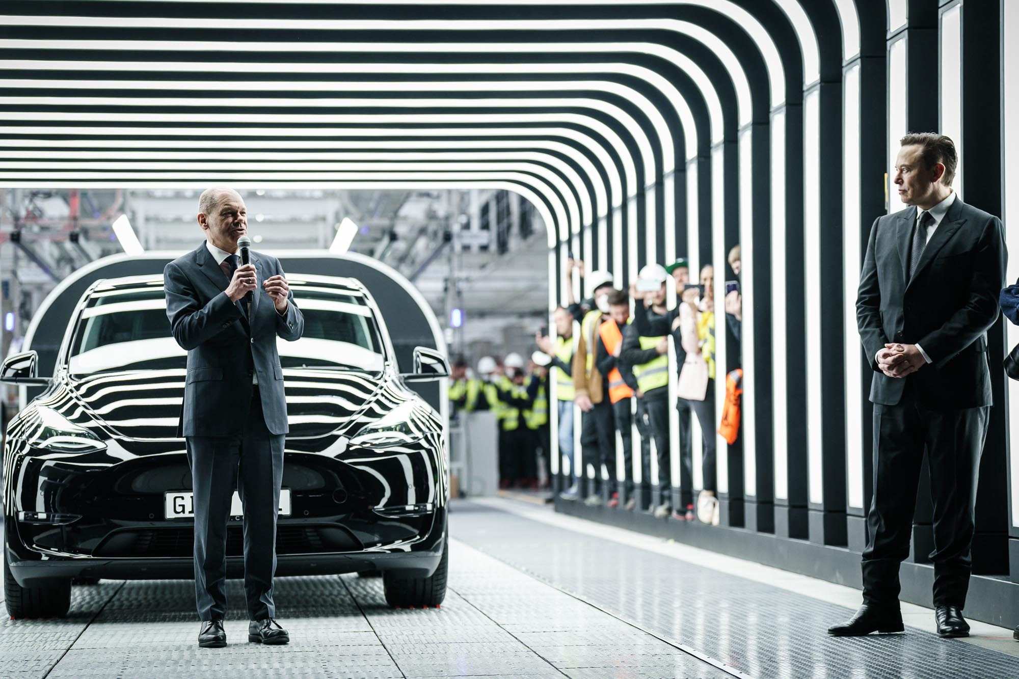 Olaf Scholz (links) mit Elon Musk (rechts) bei der Eröffnung in Grünheide