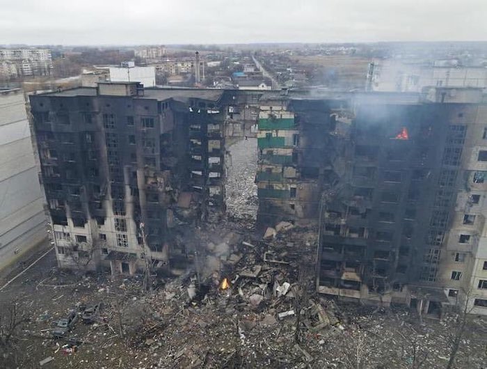 Putins Krieg: Russische Raketen und Luftwaffe zerstörten auch dieses Wohnhaus in der Stadt Borodjanka bei Kiew © Tweet des ukrainischen Botschafters in Deutschland, Andrij Melnyk (46), vom 3. März 2022