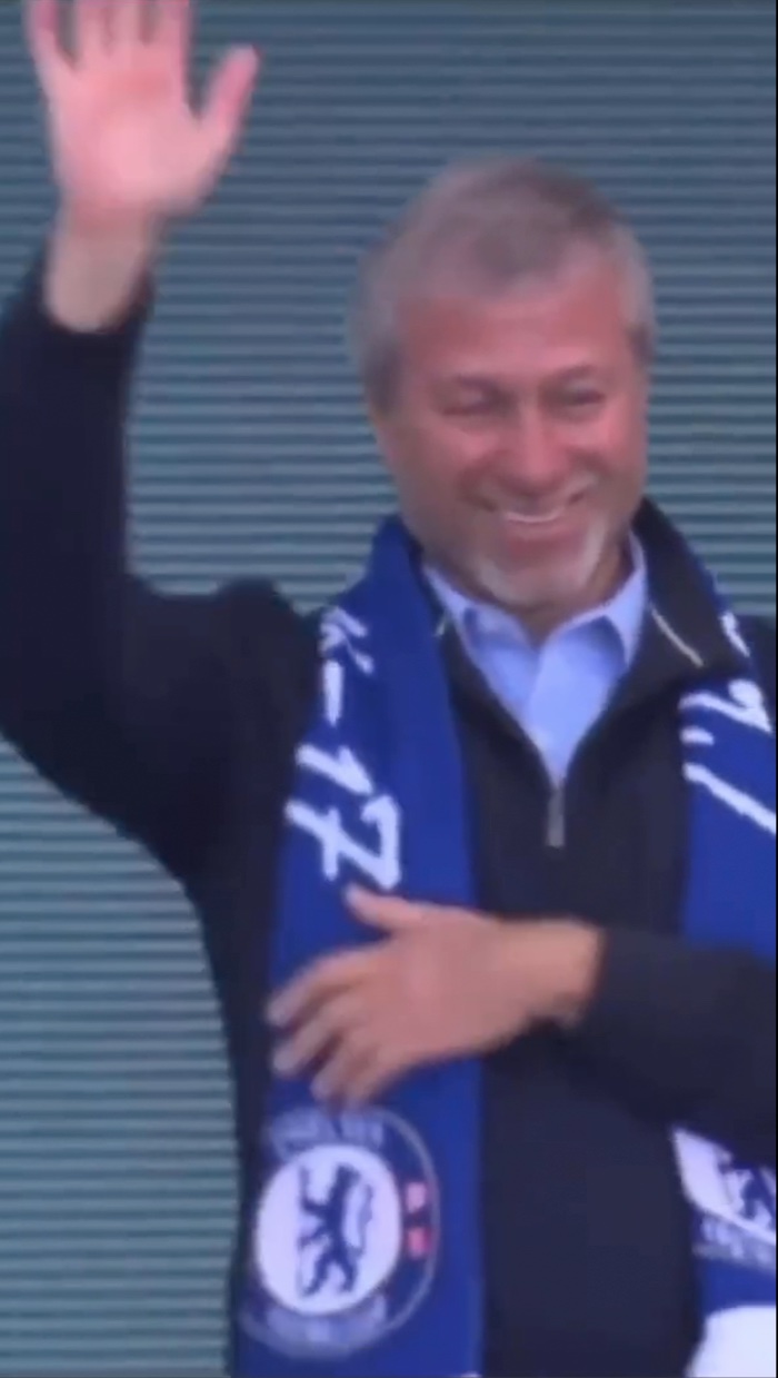 Von EU und Großbritannien als Putins Geldbeschaffer für den Ukraine-Krieg sanktioniert: Gazprom Neft-Gründer Oligarch Roman Abramowitsch (55) will den Londoner Fußballklub FC Chelsea verkaufen und hat eine Zuflucht in Neuseeland © Danksagung von Chelsea-Fan Ukameh Benson an Roman Abramowitsch auf Twitter.com/uk_ben-sin am 11. März 2022