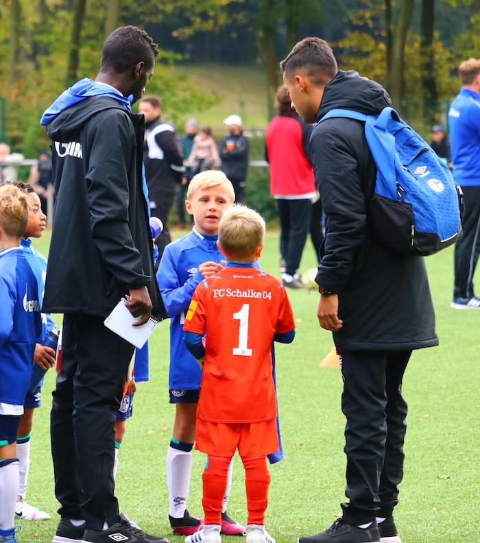 Nachwuchstrainer in der Knappenschmiede des FC Schalke 04 sollen nicht einmal den Mindestlohn erhalten haben © Facebook.com/Knappenschmiede/photos