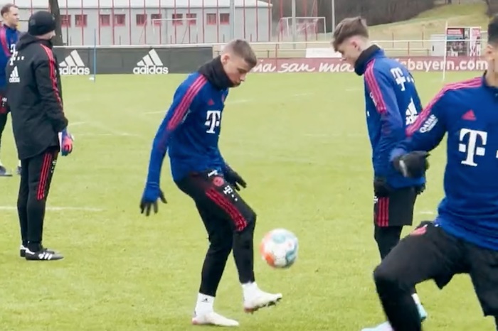 Training auf dem FC Bayern Campus – der Zoll befragt gerade Nachwuchstrainer in einem Ermittlungsverfahren der Staatsanwaltschaft München I gegen Verantwortliche der FC Bayern München AG wegen vorgeworfenen Lohndumpings © Twitter.com/fcbayerncampus