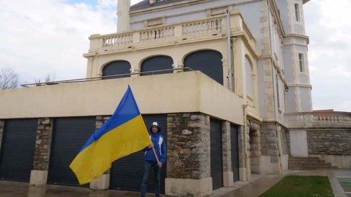 Die Aktivisten drangen mit Ukraine-Flagge in die leere Ferien-Residenz ein ©  instagram/sos.ukraine