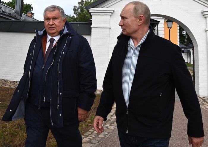 Rosneft-CEO Igor Sechin (links) mit Russlands Präsident Wladimir Putin am 1. August 2021 bei einem Privatbesuch des Konewsky-Kloster bei Sankt Petersburg © Pressefoto Kremlin.ru