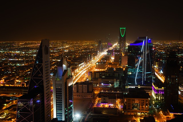 Riad (bei Nacht), Hauptstadt von Saudi-Arabien