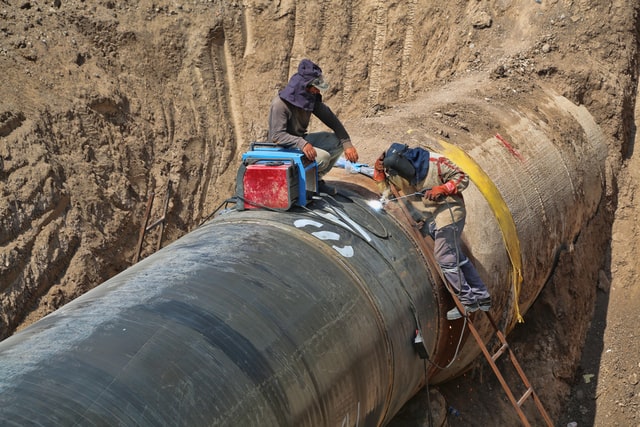 Männer führen Arbeiten an einer Gaspipeline durch