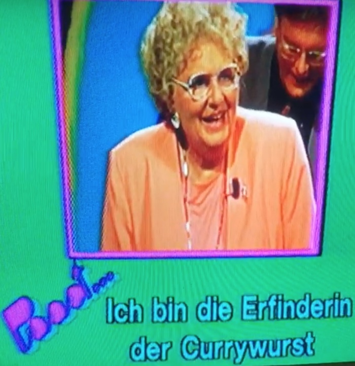 Herta Heuwer (1913-1999) mit Moderator Harald Schmidt in der WDR-Rateshow Pssst © youtube / Erlebnisausstellung im Deutschen Currywurstmuseum Berlin Mitte