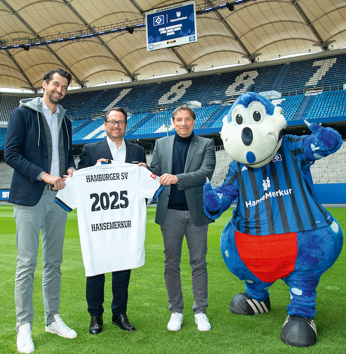 Ab Juli 2022 wird HanseMerkur bis 2025 Trikotsponsor des HSV. Von links nach rechts: HSV-Sportvorstand Jonas Boldt (40) aus Düsseldorf, Eric Bussert (53) aus Hamburg, Holdingvorstand Vertrieb und Marketing der HanseMerkur, sowie der ehrenamtliche HSV-Vorstandsvorsitzende und HSV-Anteilseigner (5,11 Prozent) Medizintechnik-Unternehmer Dr. Thomas Wüstefeld (53) aus Hamburg © Pressefoto HSV Fußball AG / Valeria Witters, Witters GmbH Sportfotografie