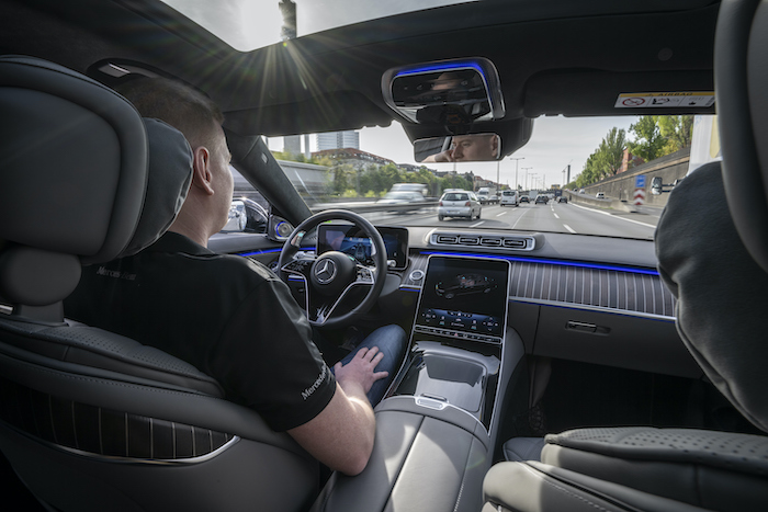 Der DRIVE PILOT hat den neuen autonomen Mercedes übernommen, Nebentätigkeiten sind für den menschlichen Fahrer verfügbar © Pressefoto Mercedes-Benz Group Media