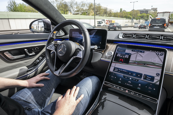 Der DRIVE PILOT im neuen autonomen Mercedes zeigt an, dass die Streckenfreigabe in Kürze endet, weil ein langer Tunnel (mehr als 50 Meter) kommt © Pressefoto Mercedes-Benz Group Media