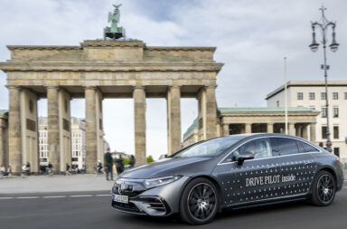 Der neue autonome Mercedes vor dem Brandenburger Tor in Berlin © Pressefoto Mercedes-Benz Group Media