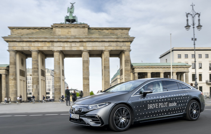 Der neue autonome Mercedes vor dem Brandenburger Tor in Berlin © Pressefoto Mercedes-Benz Group Media