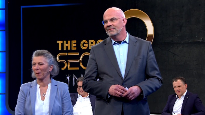 Dürfen auch ins Finale: die Zweitplatzierten aus der Show 1 der THE GROW Secret Investors vom 6. Mai 2022 Petra Ruster und Jürgen Brink, Gründer der NANOO GmbH aus Mönchengladbach, im Hintergrund die Zukunfts-Macher und Showproduzenten Bernhard Schindler (links) und Gerold Wolfarth (ganz rechts) © Screenshot aus THE GROW Secret Investors vom 6. Mai 2022