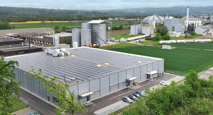 Die Garnelen-Halle mit Photovoltaik-Dach vor den Salinen-Anlagen. Die SwissShrimp AG nutzt in ihrer Shrimpsfarm in Rheinfelden Abwärme und Salz der Schweizer Salinen © SwissShrimp.ch Produktion