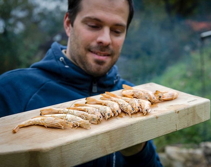 Am liebsten kocht Rafael Waber, CEO von SwissShrimp, die Rheinfelder Shrimps über offenem Feuer im Garten – sogar in der Winterzeit – und kombiniert sie mit hochwertigen, lokalen Produkten. So hat er für das BirsMagazin eine Weißweinsuppe mit den Rheinfelder SwissShrimps und Alpensalz zubereitet. Dazu reicht er am liebsten einen biodynamischen Wein aus Aesch © Pressefoto SwissShrimp AG