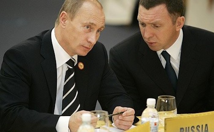 Wladimir Putin (links) mit Oleg Deripaska im Jahr 2006 beim Forum für Asiatisch-Pazifische Wirtschaftskooperation in Vietnams Hauptstadt Hanoi © Pressefoto kremlin.ru