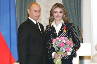 Der russische Präsident Wladimir Putin überreichte Alina Kabajewa den Orden für Verdienste um das Vaterland, vierte Klasse, am 21. Dezember 2005 © Pressefoto kremlin.ru