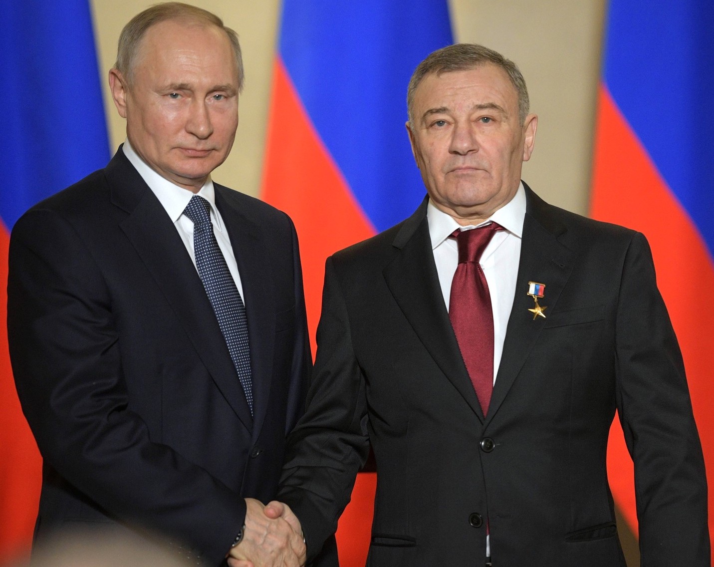 Russlands Präsident Wladimir Putin (69, links) dankte am 18. März 2020 seinem Leningrader Jugendfreund und Judo-Sparringspartner Arkadi Rotenberg (70) in Sewastopol auf der Krim für den Bau der Krimbrücke im Jahr 2015 bis zu deren Eröffnung im September 2016. Rotenberg: „Ich diene Russland und unserem Präsidenten Wladimir Wladimirowitsch Putin.“ © Pressefoto Kremlin.ru