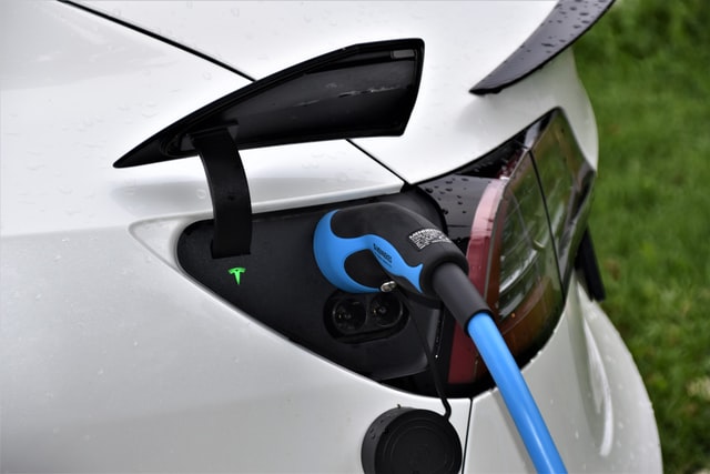 Ein Tesla-Fahrzeug beim Ladevorgang