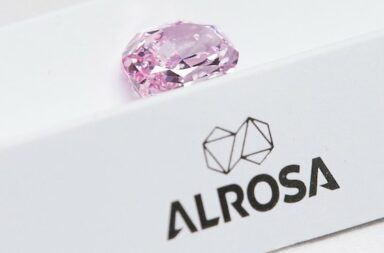 Am 14. Februar 2019 präsentierte Alrosa den größten rosa Diamanten, den das Unternehmen seit der Gründung im Jahr 1992 in Russland gefunden hat. Er hat 14,83 Carat © Twitter.com/Alrosa
