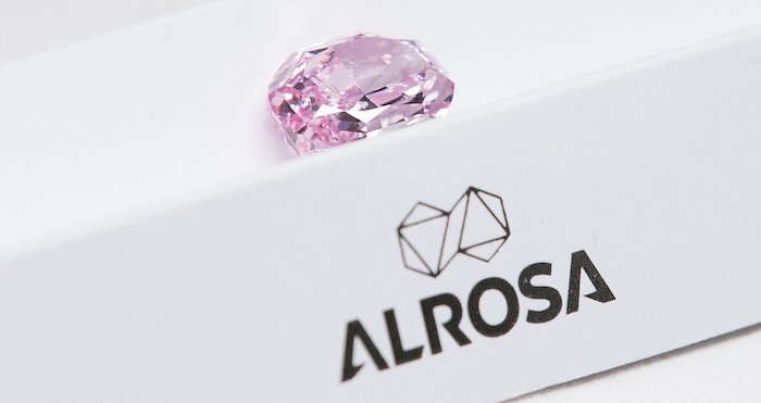 Am 14. Februar 2019 präsentierte Alrosa den größten rosa Diamanten, den das Unternehmen seit der Gründung im Jahr 1992 in Russland gefunden hat. Er hat 14,83 Carat © Twitter.com/Alrosa