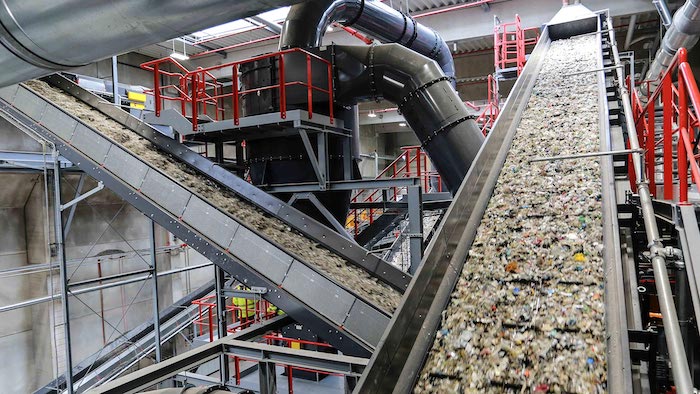 Verfeuern statt Recycling: Die B+T Deuna GmbH bereitet für das Dyckerhoffer Zementwerk in Deuna in Thüringen Plastikabfall als Ersatzbrennstoff auf © Pressefoto B+T Group, Hauptsitz in Alsfeld, Hessen