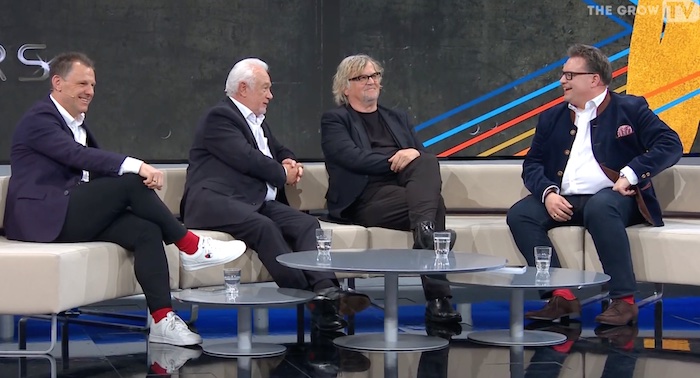 Hatten viel Spaß auf der Show-Couch von links nach rechts: Gastgeber Gerold Wolfarth, Bundestagsvize Jörg Kubicki, Filmemacher Martin Krug und Gastgeber Bernhard Schindler © Screenshot aus THE GROW Secret Investors Show 2 vom 20. Mai 2022