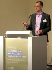 Simon Dittrich, Leiter Marktbericht Nachhaltige Geldanlagen, präsentierte den FNG Marktbericht Nachhaltige Geldanlagen 2022, am 9. Juni 2022 live auf YouTube © FNG Forum Nachhaltige Geldanlagen e.V. aus Berlin Schöneberg