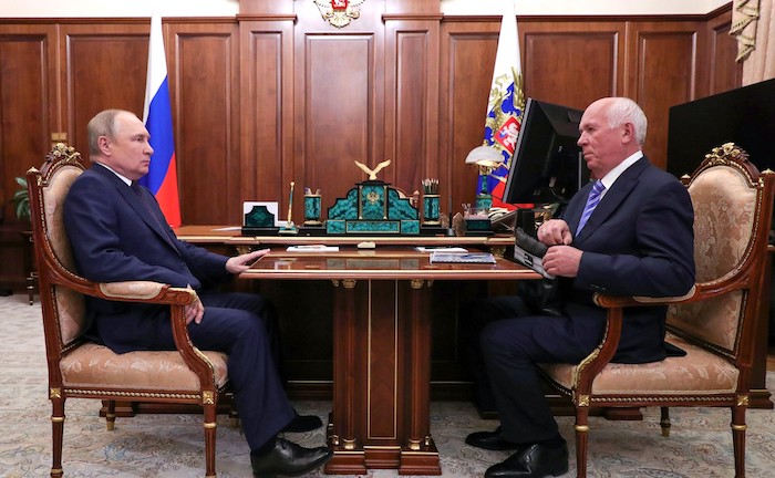 Wladimir Putin (links) am 18. Mai 2022 mit Sergei Tschemesow im Moskauer Kreml © Pressefoto Kremlin.ru