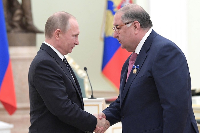 Wladimir Putin (69) bedankte sich bei dem Gründer der USM Holdings Group, Alischer Usmanow (68) aus Usbekistan, im Kreml in Moskau © Pressefoto Kremlin.ru vom 26. Januar 2017
