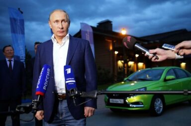 Wladimir Putin testete am 22. Oktober 2022 in Sotschi im Kaukasus am Schwarzen Meer das neue Auto von AwtoWAZ, den Lada Vesta © Pressefoto Kremlin.ru / TASS