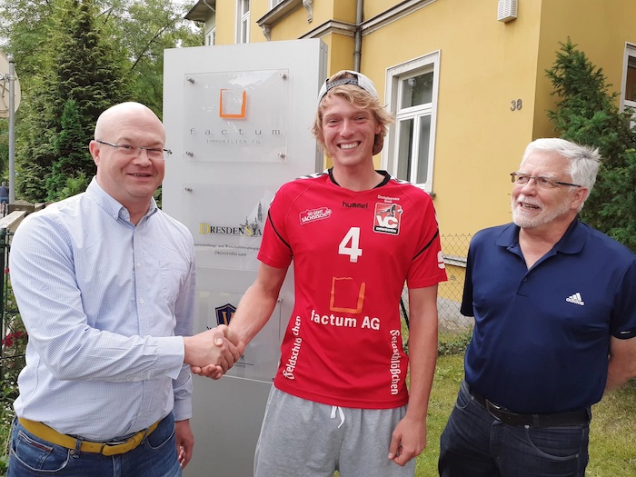 Der Mainzer Sponsor und Unternehmer Martin Sakraschinsgy (48, links), Volleyball-Bundesligaspieler Martin Kroß (29, mitte) und Vereinsvorsitzender Klaus-Peter Schmidt © Pressefoto VC Dresden e.V. vom 7. September 2021, 2. Bundesliga Süd