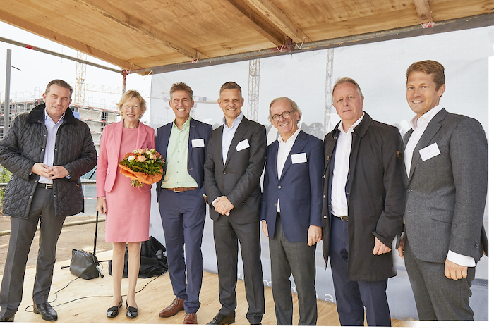 Richtfest Stellinger Terrassen in Hamburg am 8. September 2022: V. l. n. r. Jörn Reinecke, Dr. Dorothee Stapelfeldt, Kay Gätgens, Joachim Rieder, Jan Petersen, Martin Göcks, David Liebig © Pressefoto Magna Real Estate, Fotograf Rolf Driesen