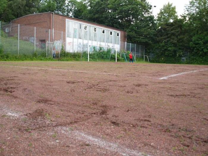 Der ehemalige Sportplatz in der Hubertusstraße 4 in Essen/Ruhr-Frillendorf, auf dem bis zu seiner Auflösung im Jahr 2015 auch der Essener SV Frillendorf 08/85 eV spielte. Der war eine Fusion aus dem Jahr 2003 zwischen dem TBV Frillendorf 08/13 und dem städtischen Müllabfuhr-Verein FC Essen 85 eV © HombruchHopping vom 6. Juni 2012