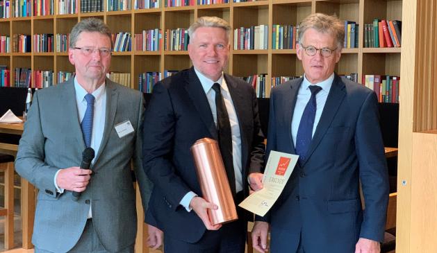 Als einer der erfolgreichsten Player mit dem „manage to core“-Ansatz nahm publity-Senior-Berater Thomas Olek (54, mitte) aus Essen am 27. September 2019 den PLATOW-Award in der Kategorie Gewerbeimmobilien von PLATOW-Geschäftsführer Albrecht Schirmacher (68, rechts) aus Homburg an der Höhe und Immobilien-Experte Werner Rohmert (69, links) aus Rheda-Wiedenbrück im Frankfurter Jumeirah Hotel entgegen. © PLATOW