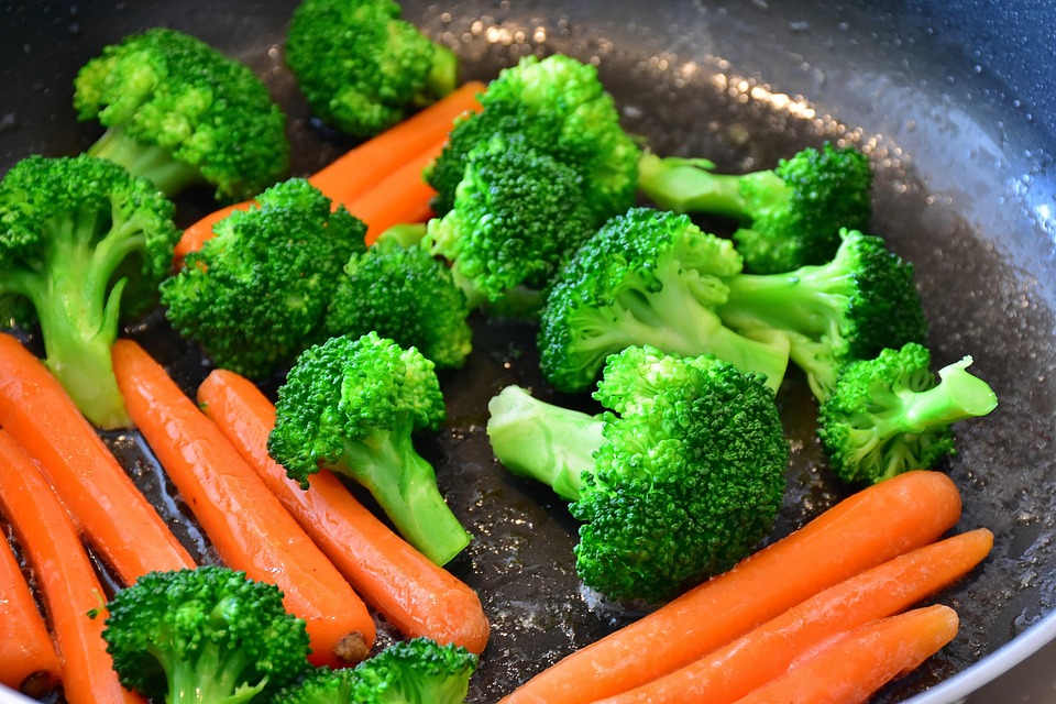 Warum ernähren sich immer mehr Menschen vegan? Warum ernähren sich immer mehr Menschen vegan?