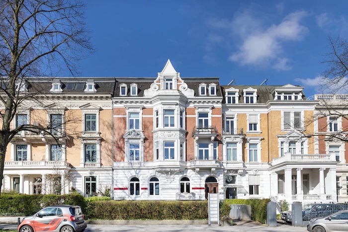 Die Jugendstil-Villa in der Rothenbaumchaussee 209 in Hamburg Harvestehude wird von einem Wohn- und Geschäftshaus zu Eigentumswohnungen umgebaut © EV Digital Invest AG