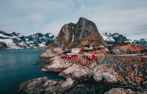 Typische norwegische Siedlung am Meer